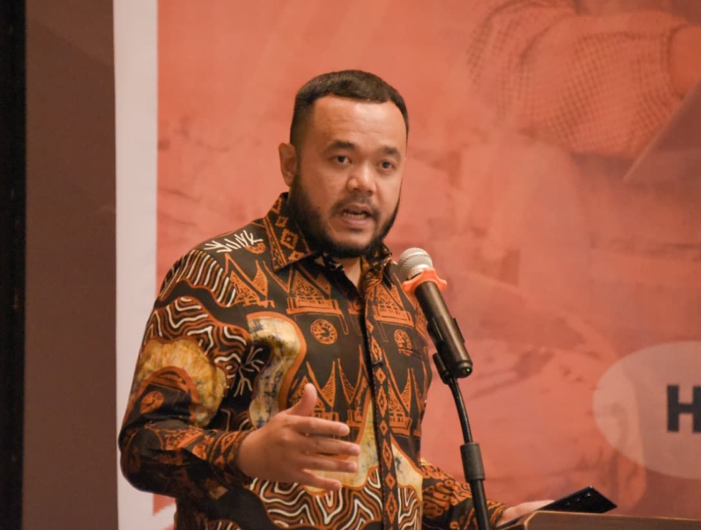 Wali Kota Padang Fadly Amran menyampaikan arah kebijakan ekonomi berbasis data saat Sosialisasi Sensus Ekonomi 2026 di Hotel Santika Premiere Padang, Kamis (6/11/2025).(Foto: Prokopim)