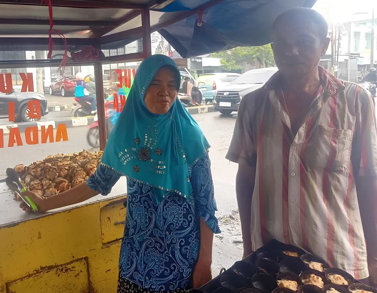 Afrizal dan Yurnida telah tiga dekade menjaga cita rasa otentik Kue Singgang di Jalan Andalas Padang, kuliner tradisional khas Minangkabau. (Foto: Muhammad Reza Bayu Permana/Padeks)