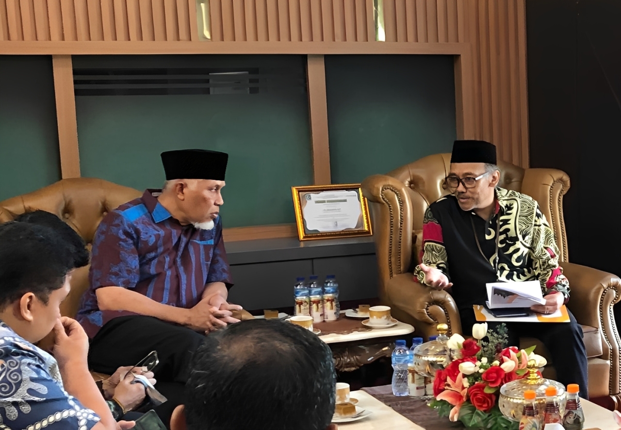 Pertemuan Kepala Badan Pusat Statistik (BPS) Sumbar Sugeng Arianto dengan Gubernur Sumatera Barat Mahyeldi di ruang kerjanya, Kamis (6/11/2025).