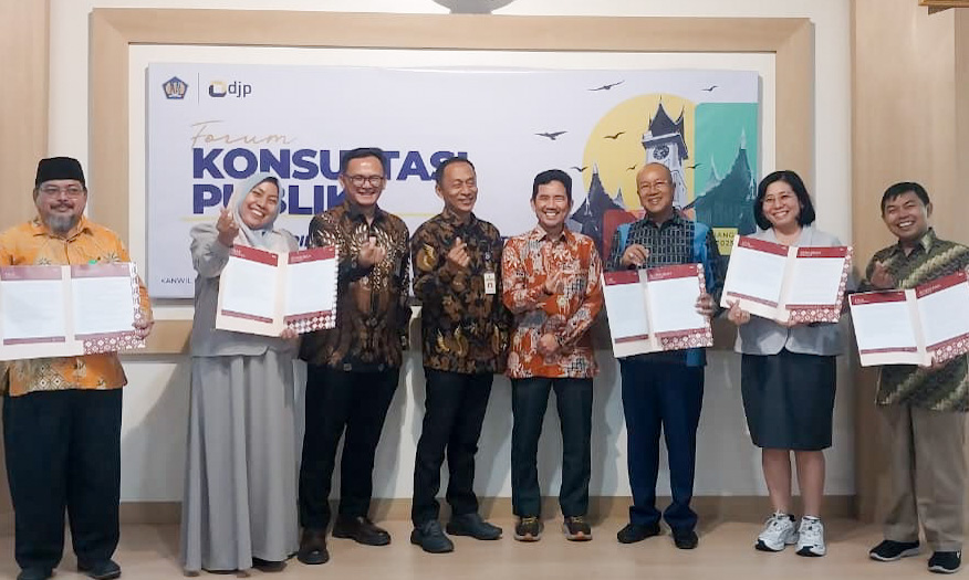 Penyerahan Piagam Penghargaan oleh DJP Kanwil Sumbar-Jambi, KPP Pratama Padang Satu dan Dua, kepada wajib pajak yang hadir di Aula Kanwil Direktorat Perbendaharaan (DJPb) Provinsi Sumatera Barat.