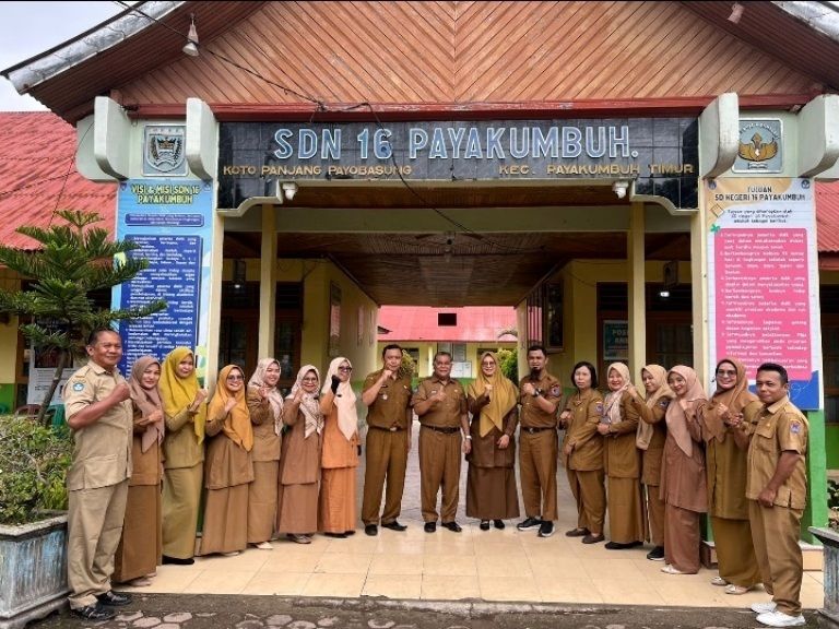 Kadis Pendidikan Payakumbuh Nalfira ajak kepala sekolah menjadi pemimpin pembelajaran dan teladan etika kerja demi pendidikan unggul.