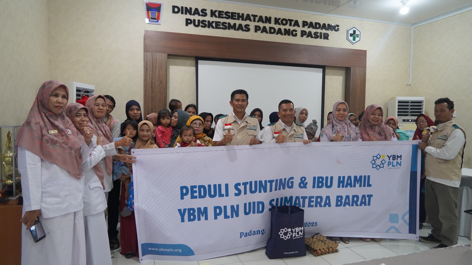 YBM PLN bantu 30 ibu hamil dan anak stunting di Padang melalui dukungan nutrisi dan edukasi gizi di dua puskesmas.