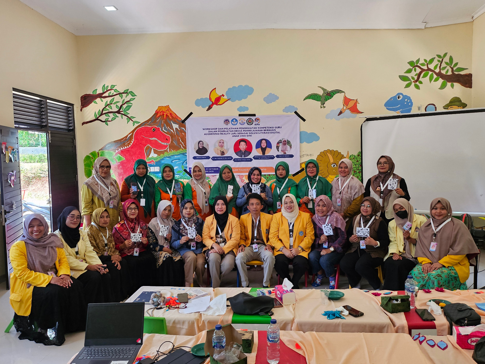 UNP melatih guru PAUD Sawahlunto membuat media pembelajaran berbasis Augmented Reality untuk memperkuat literasi digital dan inovasi pendidikan anak usia dini.