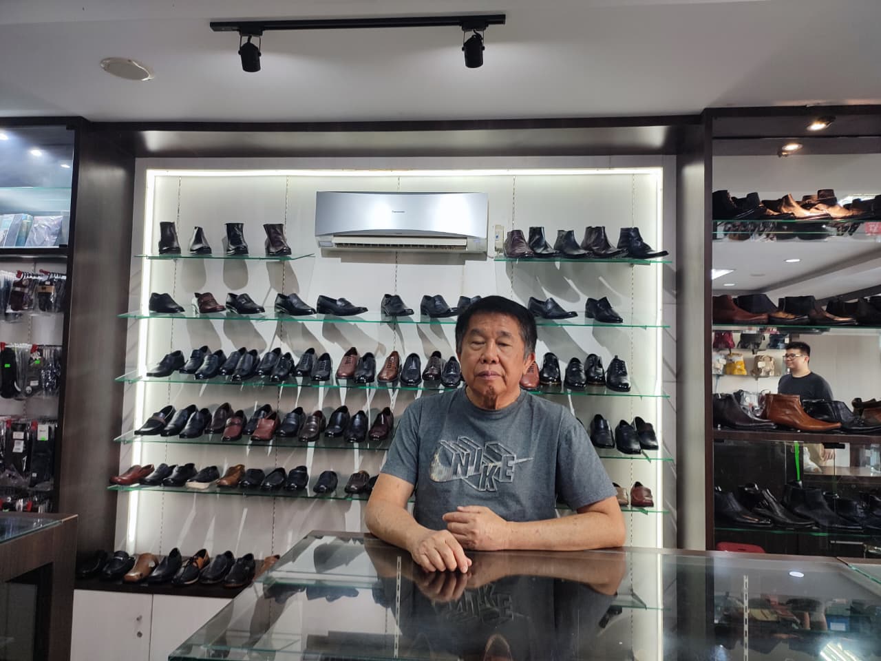 LEGENDARIS: Leo Wenar Henk, owner Hero Shoes Leather yang selalu berpegang pada penjagaan mutu dan kesadaran untuk mengikuti trend pasar.