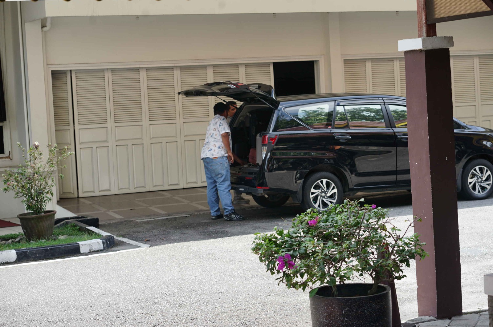 GELEDAH: Tim KPK mengamankan sejumlah dokumen saat penggeledahan di Kediaman Gubernur Riau Jalan Diponegoro, Pekanbaru, Kamis (6/11/2025).