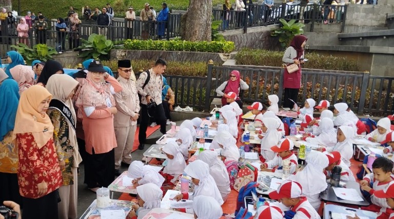 BERSEMANGAT: Wawako Bukittinggi Ibnu Asis bersama Bunda PAUD Kota Bukittinggi, Yesi Ramlan Nurmatias, membuka kegiatan lomba mewarnai tingkat TK/RA se-Kota Bukittinggi di Pelataran Jam Gadang, Kamis (