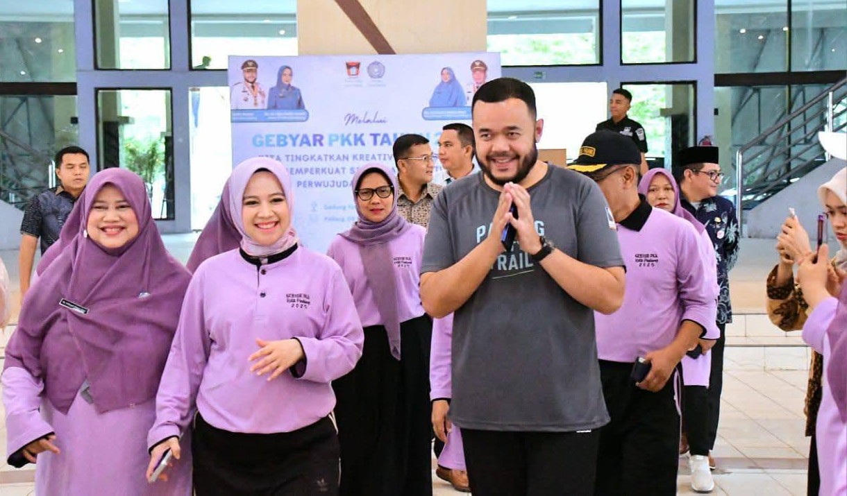 Wali Kota Padang Fadly Amran menghadiri Gebyar Kader PKK Tahun 2025 di Gedung Bagindo Aziz Chan Youth Center, Kamis (6/11/2025).