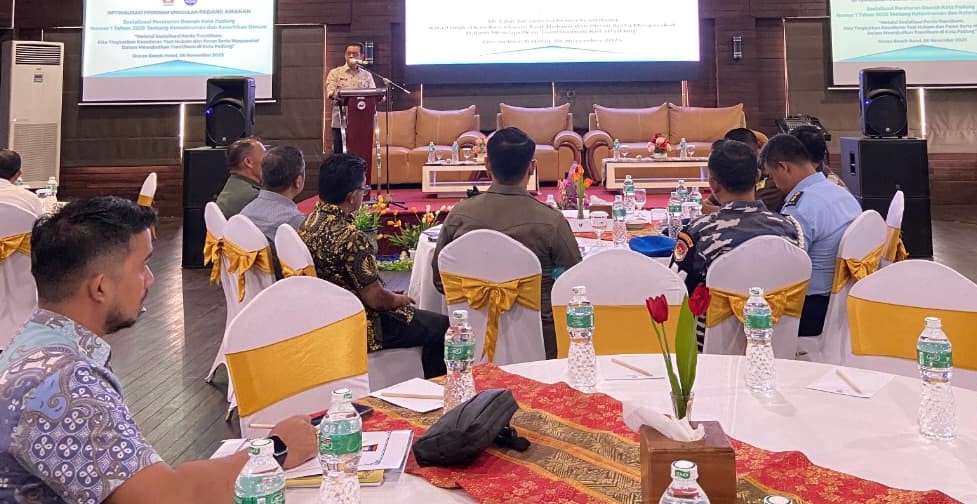 Plt. Asisten I Setdako Padang, Tarmizi Ismail memberikan sambutan.