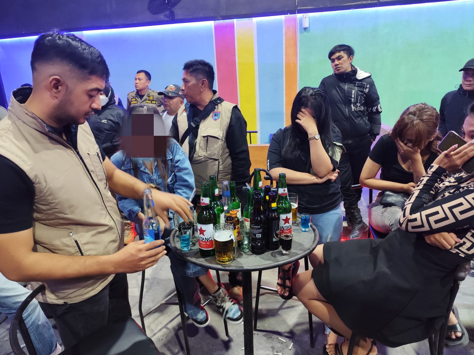 PNERTIBAN: Petugas Satpol PP Payakumbuh bersama tim gabungan memeriksa identitas para pekerja di Kalam Sanjo Cafe yang masih beroperasi hingga dini hari, Kamis (6/11).