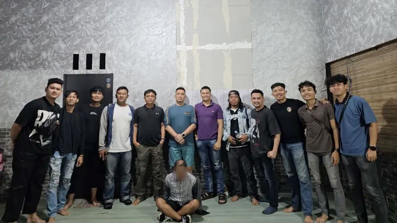 DIRINGKUS: Pria berinisial J yang diduga telah mencabuli anak tirinya telah ditangkap Satreskrim Polres Padangpariaman bersama Resmob Polda Sumbar, Rabu (5/11) malam.