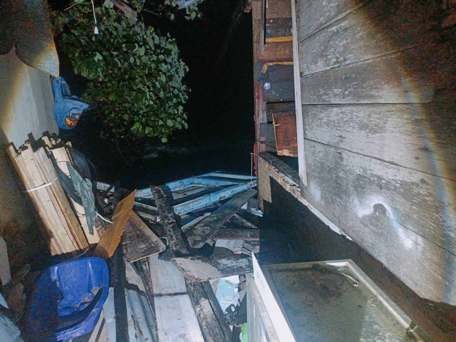 Gelombang tinggi dan abrasi hantam rumah warga di Pantai Air Manis, Kota Padang, Kamis (6/11/2025) malam. (Foto: BPBD Padang)