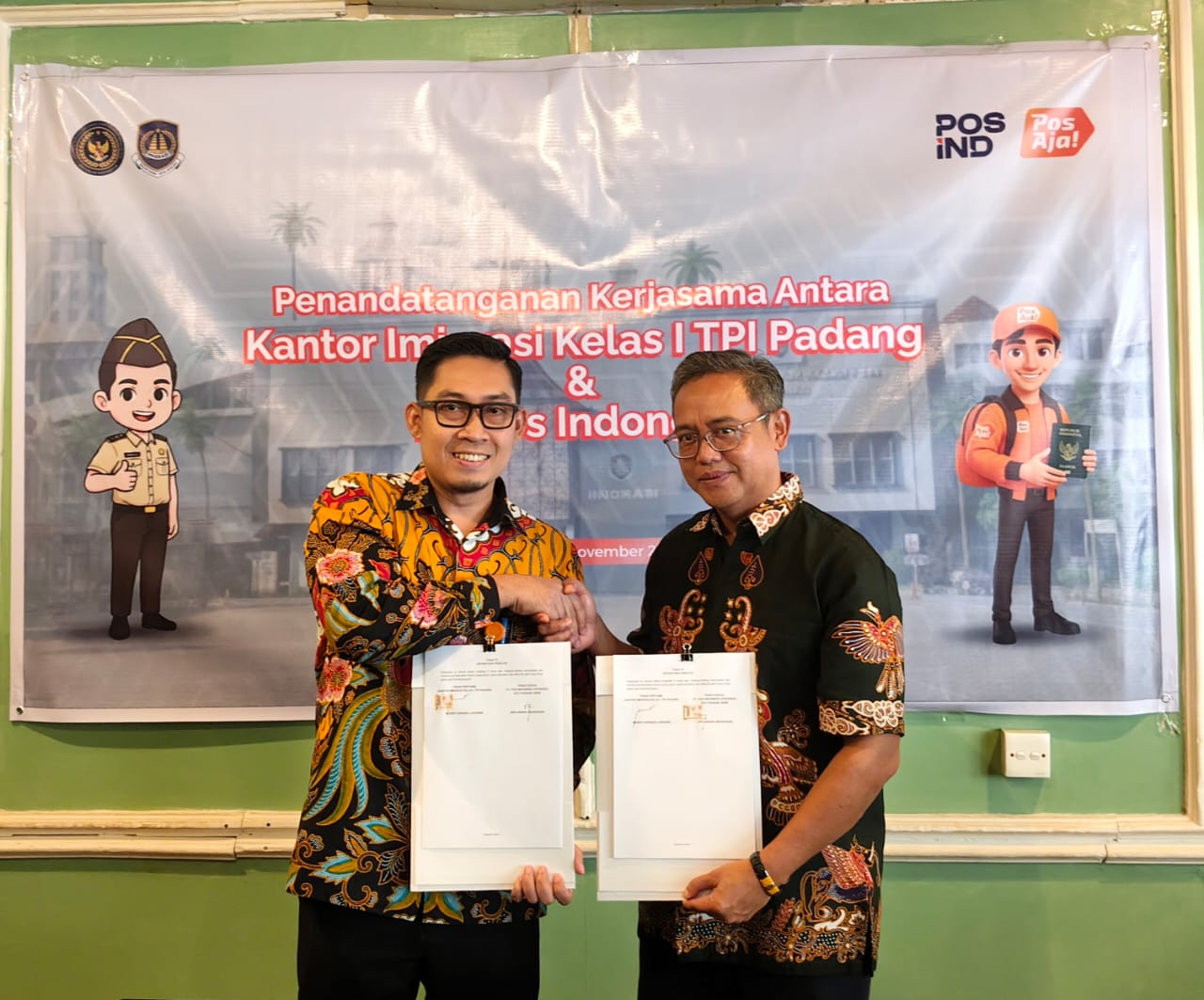 Kepala Kantor Imigrasi Kelas I TPI Padang, Murdo Danang Laksono, dan GM PT Pos Indonesia Padang, Giri Andika Wijaksana, teken MoU pendistribusian paspor, Jumat (7/11/2025).