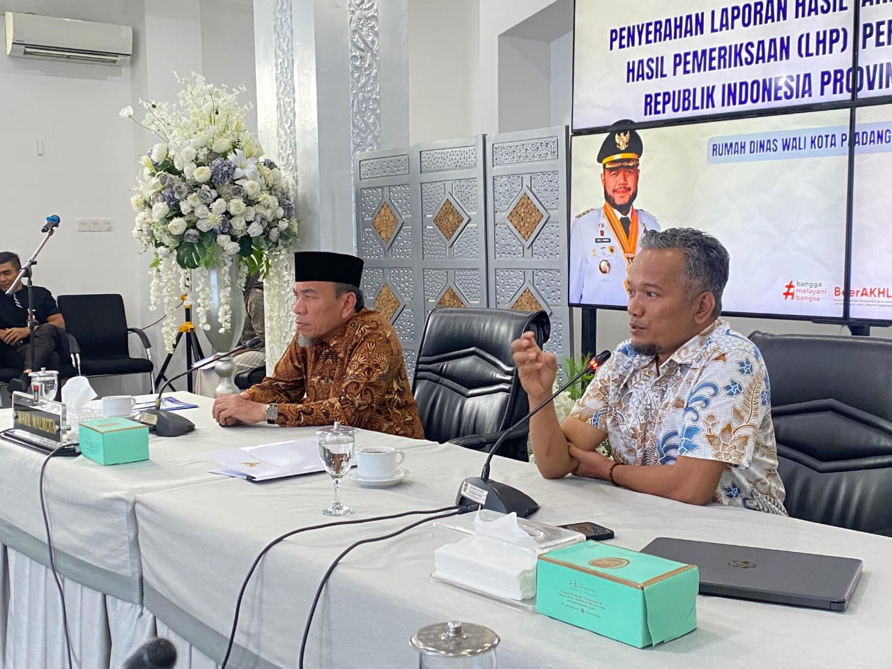 Kepala Ombudsman Sumbar Adil Wahidi beberkan dugaan maladministrasi di RSUD dr. Rasidin, Dinas Sosial, dan Dinas Perdagangan Padang. Pemko berkomitmen menindaklanjuti.