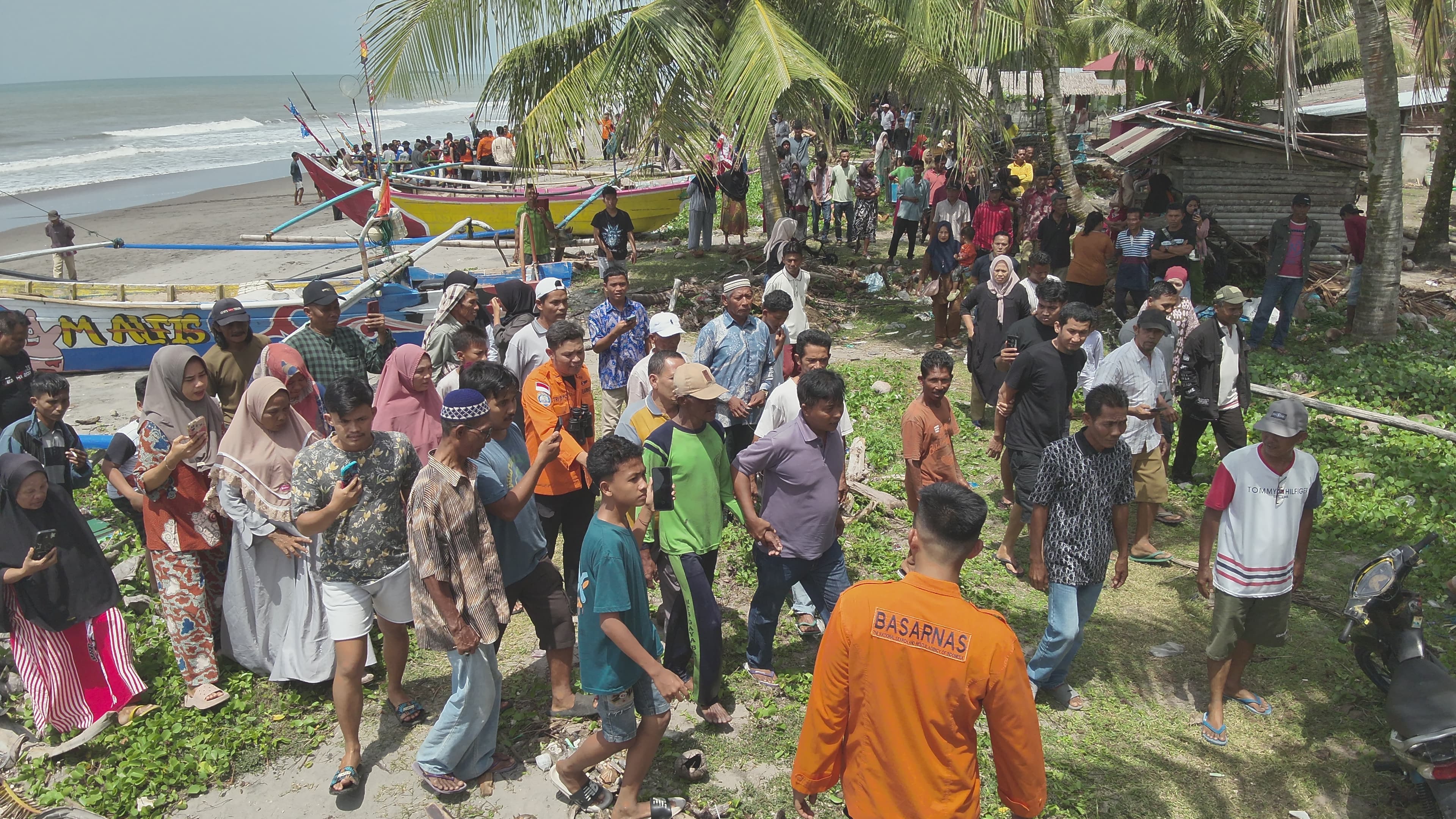 Tim SAR Gabungan berhasil menemukan dua nelayan, Buduik (60) dan Kundue (40), yang sempat hilang kontak di Perairan Tiku, Agam, Sumatera Barat, Jumat (7/11/2025). (Foto: Kantor SAR Kelas A Padang)