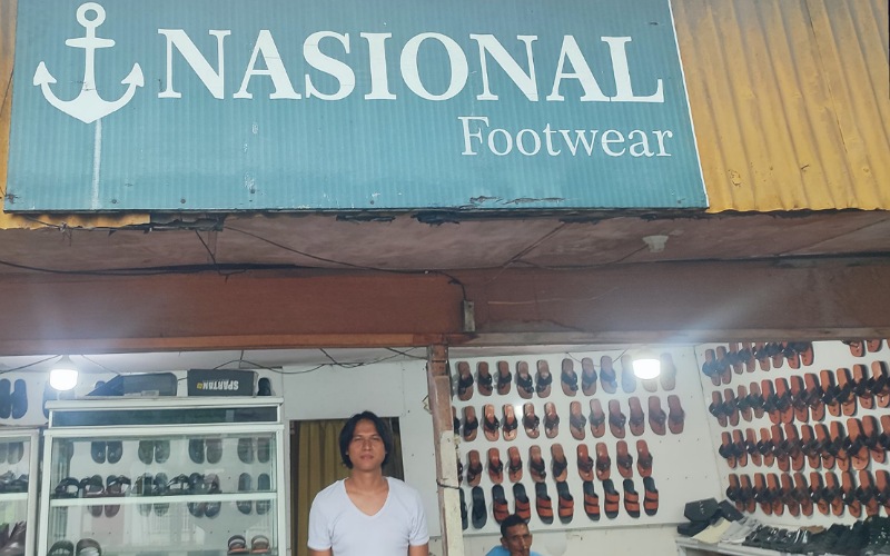 Nasional Footwear di Jl Thamrin No 54 Ganting Parak Gadang, Padang Timur, Kota Padang, memproduksi sendal datuak Minangkabau. (Foto: Riyadhatul Khalbi/ Padeks)