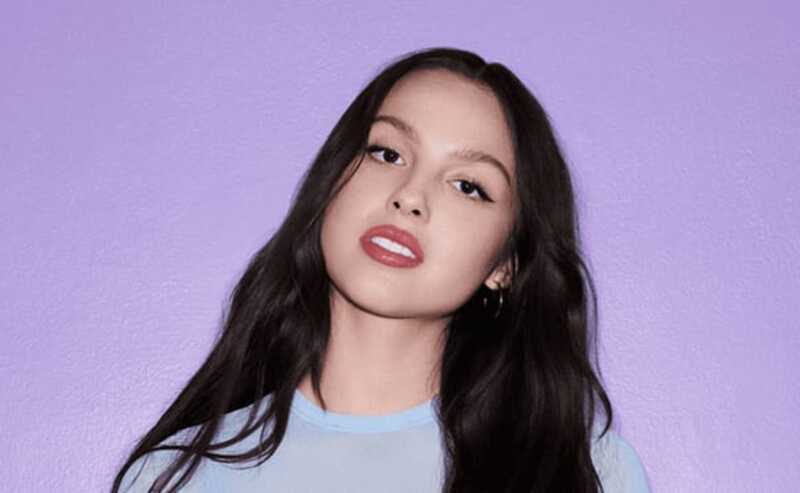 Olivia Rodrigo mengonfirmasi pengerjaan album ketiganya dengan gaya musik lebih dewasa dan reflektif, melanjutkan kesuksesan Sour dan Guts. (foto: Universitas Ciputra)