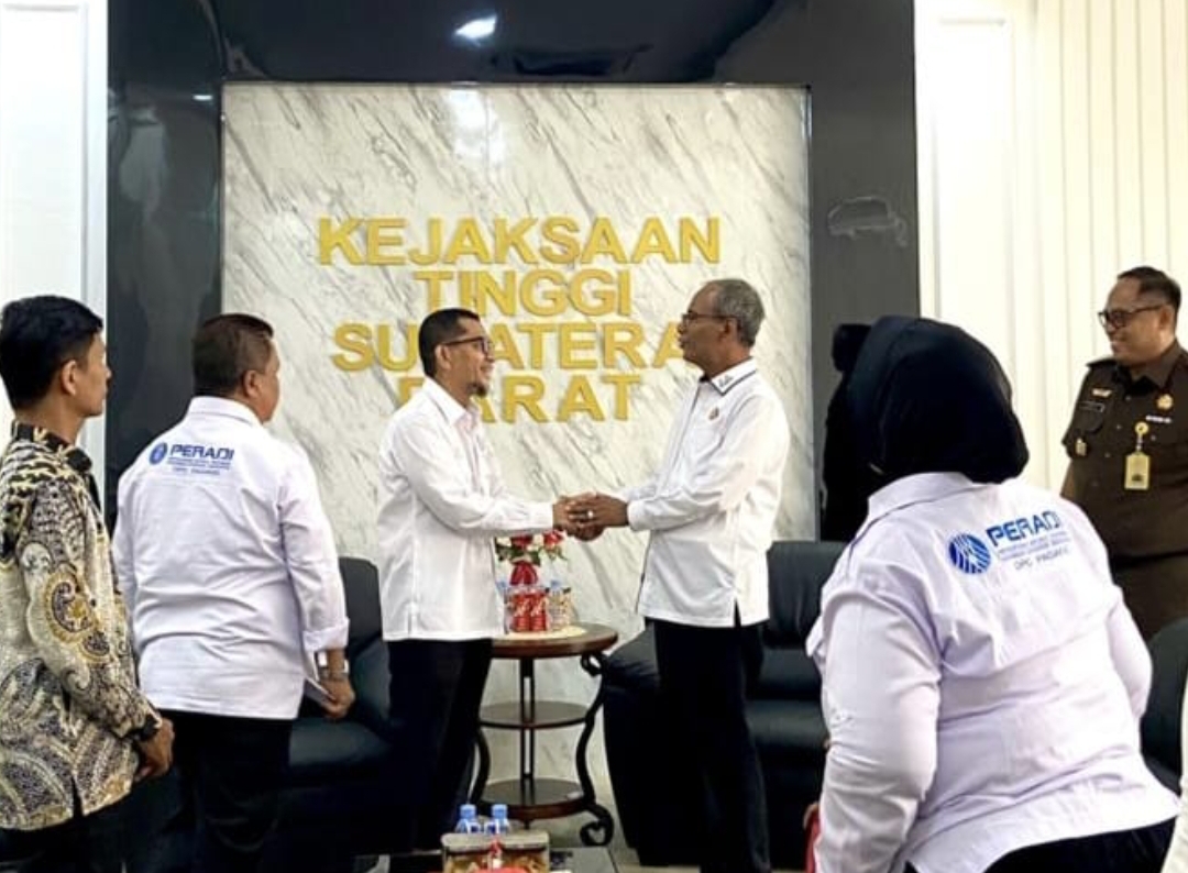 Ketua DPC Peradi Padang Miko Kamal bersama rombongan bertemu Kepala Kejaksaan Tinggi Sumbar Muhibuddin.(Foto: DPC Peradi)