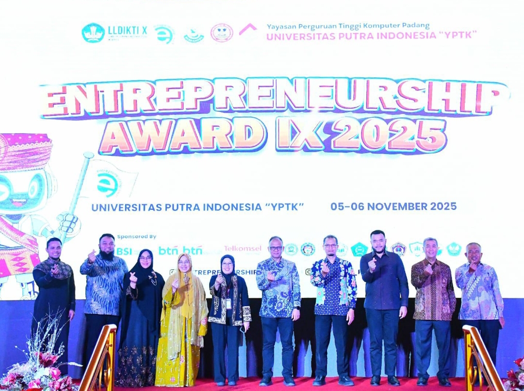 Wali Kota Padang Fadly Amran bersama Dirjen Diktisaintek Prof. Khairul Munadi saat membuka ajang Entrepreneurship Award IX 2025 di UPI-YPTK Padang. (Foto: Prokopim)