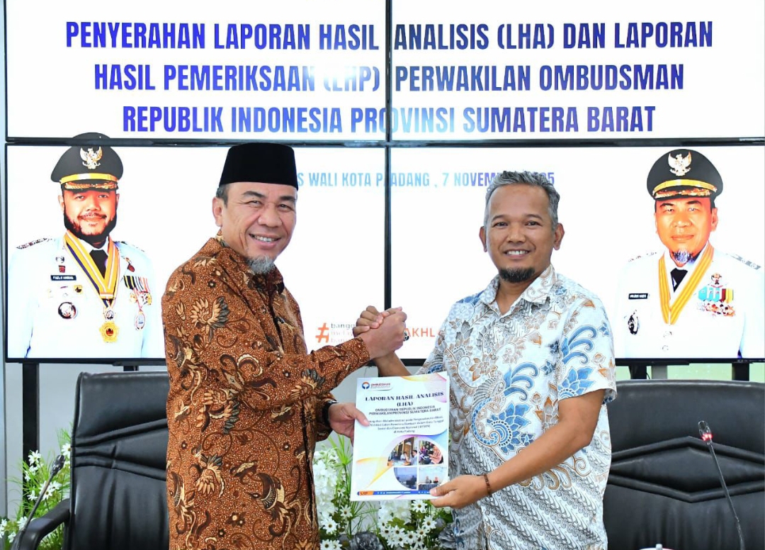 Wawako Padang Maigus Nasir teriima Laporan Hasil Analisis dan Pemeriksaan dari Kepala Ombudsman Sumbar Adel Wahidi di Kediaman Resmi Wali Kota Padang, Jumat (7/11/2025).(Foto: Prokopim)