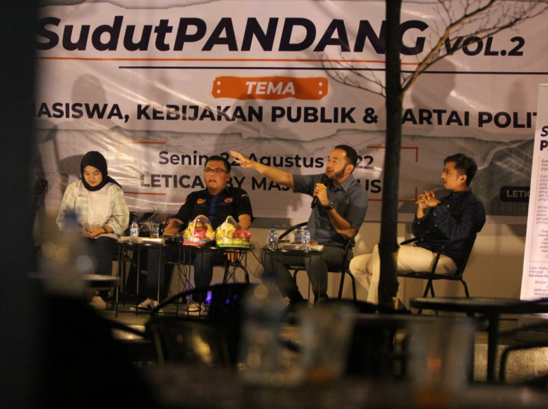 Fadly Amran berdialog dengan mahasiswa dalam diskusi publik &ldquo;Sudut Pandang&rdquo; yang digelar Liga Mahasiswa NasDem Sumbar di Padang, beberapa waktu lalu. (Foto: Dok. Panitia)