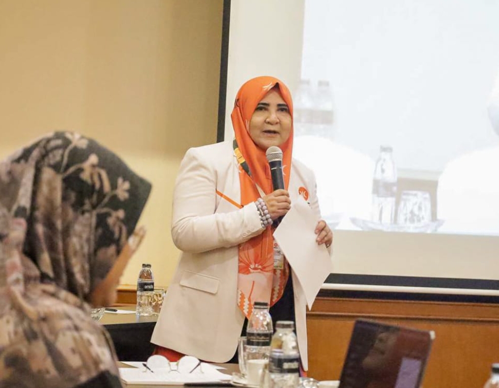 Nevi Zuairina memberikan sambutan pada Forum Ispimda PKS di Jakarta, menekankan pentingnya peran keluarga pejabat publik dalam kaderisasi dan pelayanan masyarakat. (Foto: Tim NZ)
