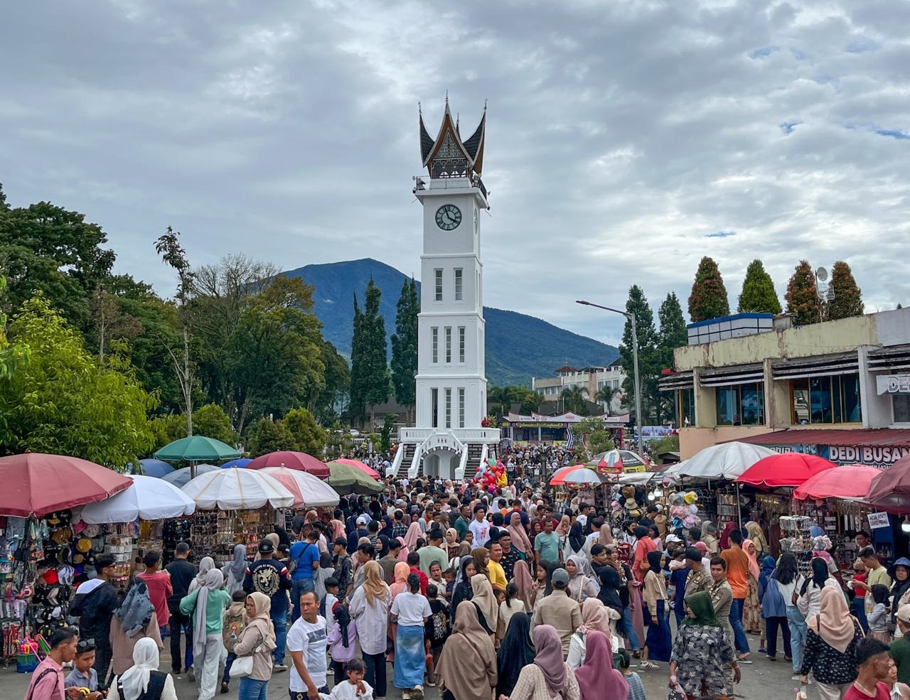 Kawasan Jam Gadang ramai dikunjungi oleh wisatawan beberapa waktu lalu.