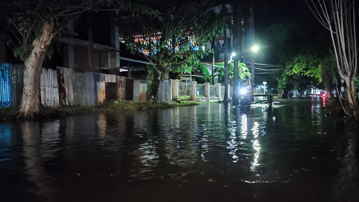Banjir rob melanda pemukiman warga di Komplek Wisma Indah I, Kelurahan Ulakkarang Utara, Padang Utara, Kota Padang, Jumat (7/11/2025) malam. (Foto: Randi Zulfahli/ Padek.jawapos.com)