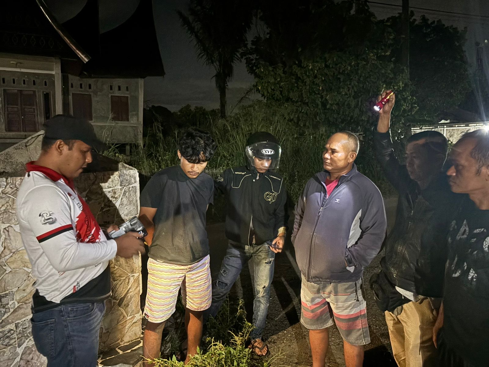 TIDAK BERKUTIK: Petugas Satresnarkoba Polres Limapuluh Kota mengamankan seorang mahasiswa berinisial NKI , 23, beserta barang bukti sabu dan satu unit sepeda motor di Kenagarian Lubuak Batingkok.