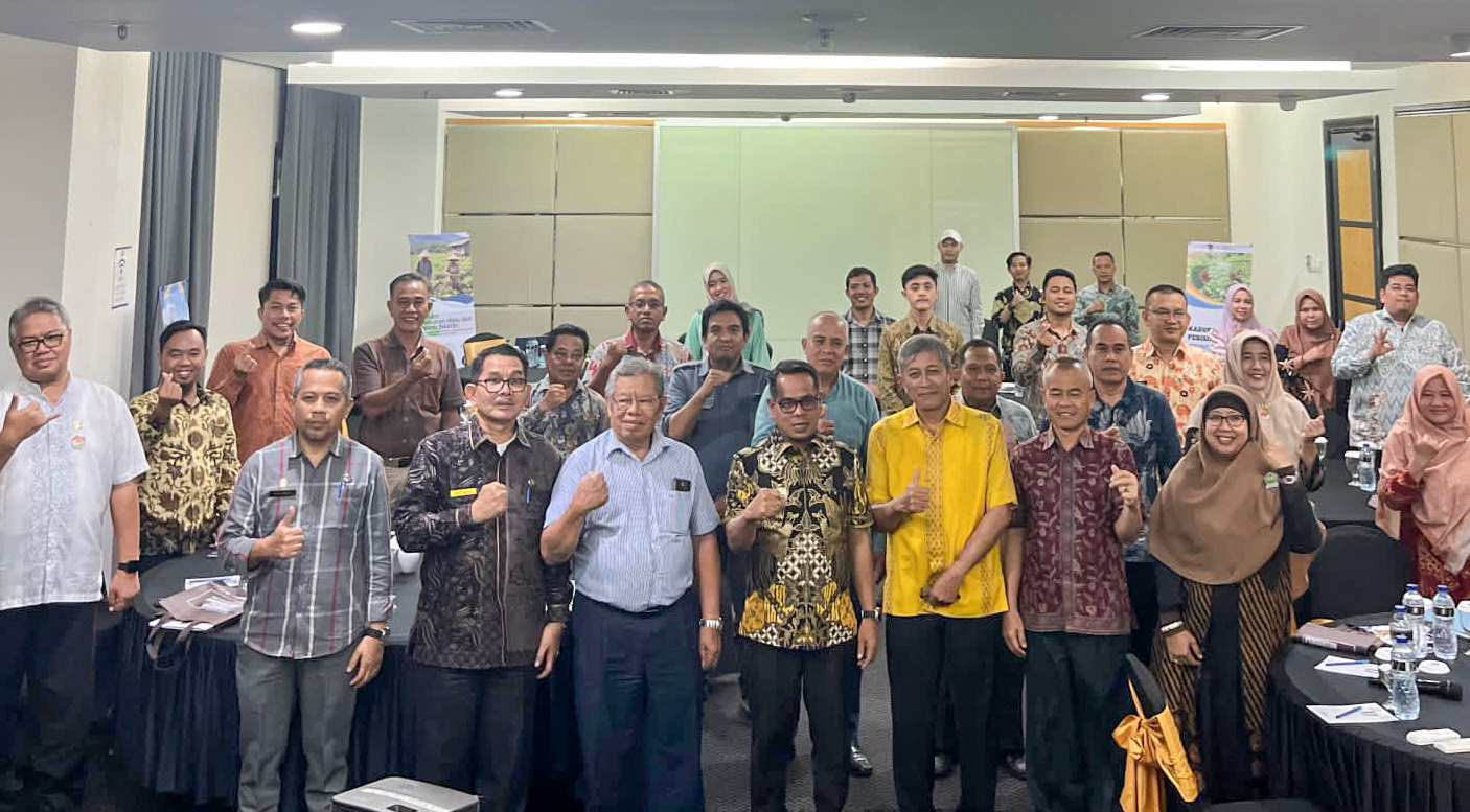 Wakil Bupati Pessel, Risnaldi Ibrahim, (tengah) foto bersama saat  Pertemuan Pemangku Kepentingan (Stakeholders Meeting) di Hotel Grand Basko, Padang. (Dok Prokopim)
