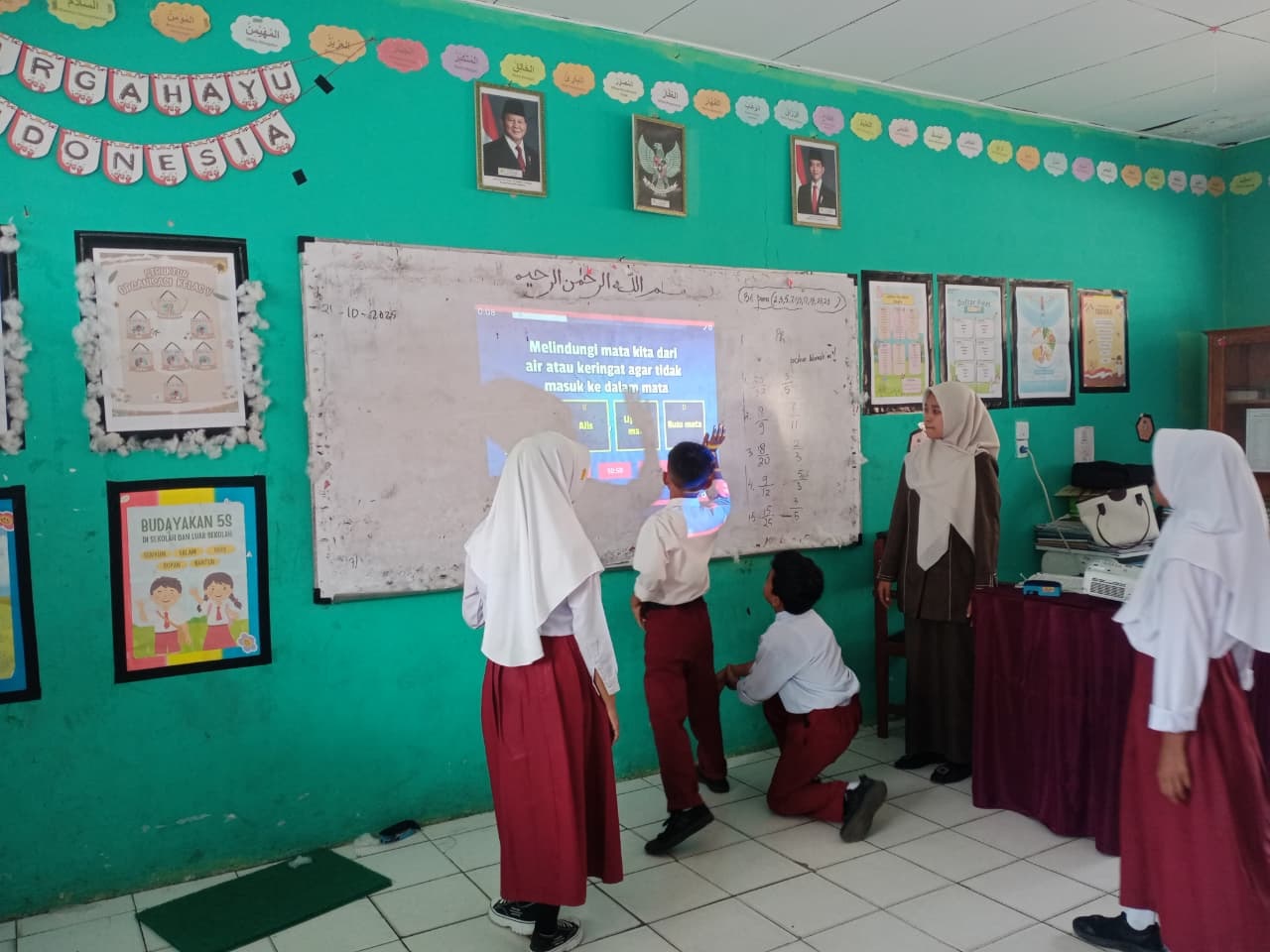 AKTIF: Murid SDN 13 Salimpaung terlihat aktif dalam pembelajaran di sekolah sekolah mereka.