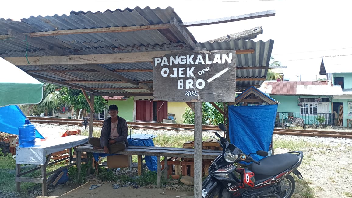 Pangkalan ojek di Jalan Adinegoro, Kelurahan Bungo Pasang, Kecamatan Koto Tangah, Kota Padang. (Foto: Fadli Zikri/Padeks)