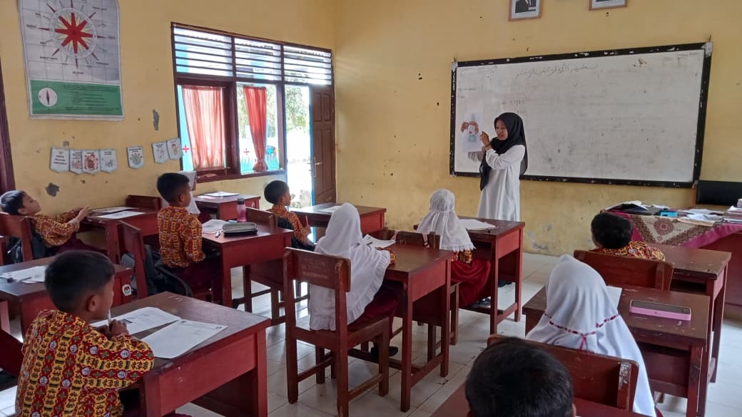 DORONGAN: Murid UPT SDN 13 Salimpaung belajar melalui media pembelajaran bergambar.