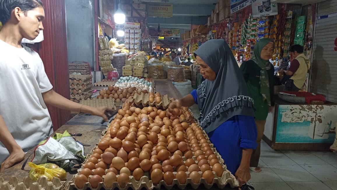 Harga telur ayam di Padang naik hingga Rp60.000 per papan, pedagang sebut stok berkurang dan pembeli mengeluh beban belanja harian.
