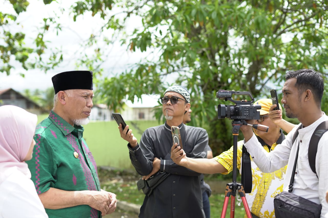 Gubernur Sumatera Barat, Mahyeldi, saat diwawancarai wartawan dan humas pemprov, Jumat (7/11/2025).