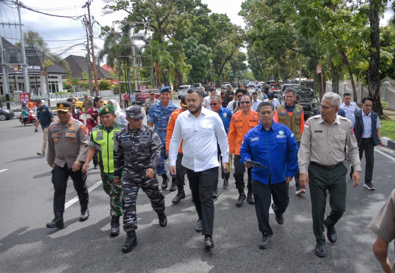 1.	Wali Kota Padang, Fadly Amran bersama unsur Forkopimda dan sejumlah pejabat terkait melakukan evakuasi mandiri ke tempat evakuasi sementara (TES) di Hotel Santika Padang.