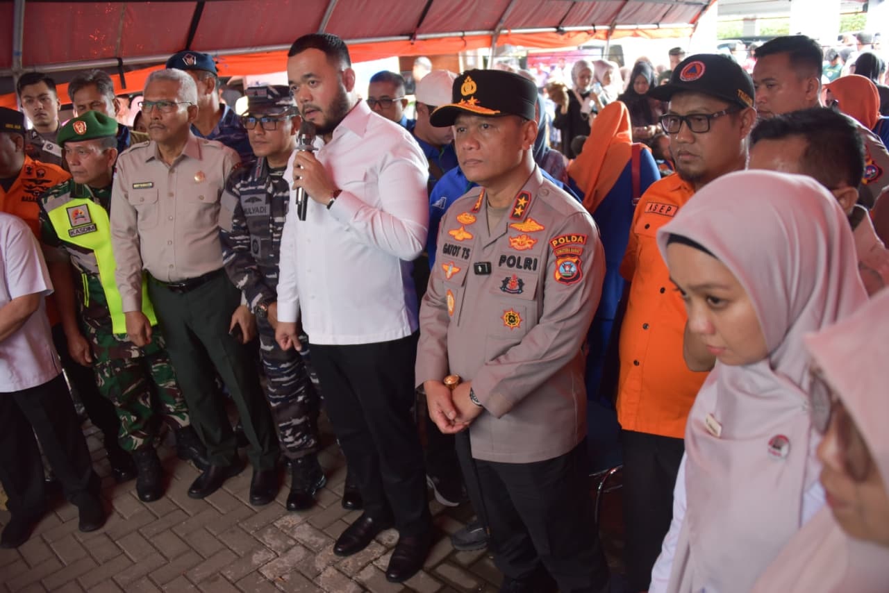 12.	Wali Kota Padang Fadly Amran berkomunikasi dengan sejumlah kepala OPD, camat dan lurah melalui zoom meeting. Ikut hadir menyaksikan Forkopimda Sumbar dan Padang dan sejumlah pihak terkait lainnya.