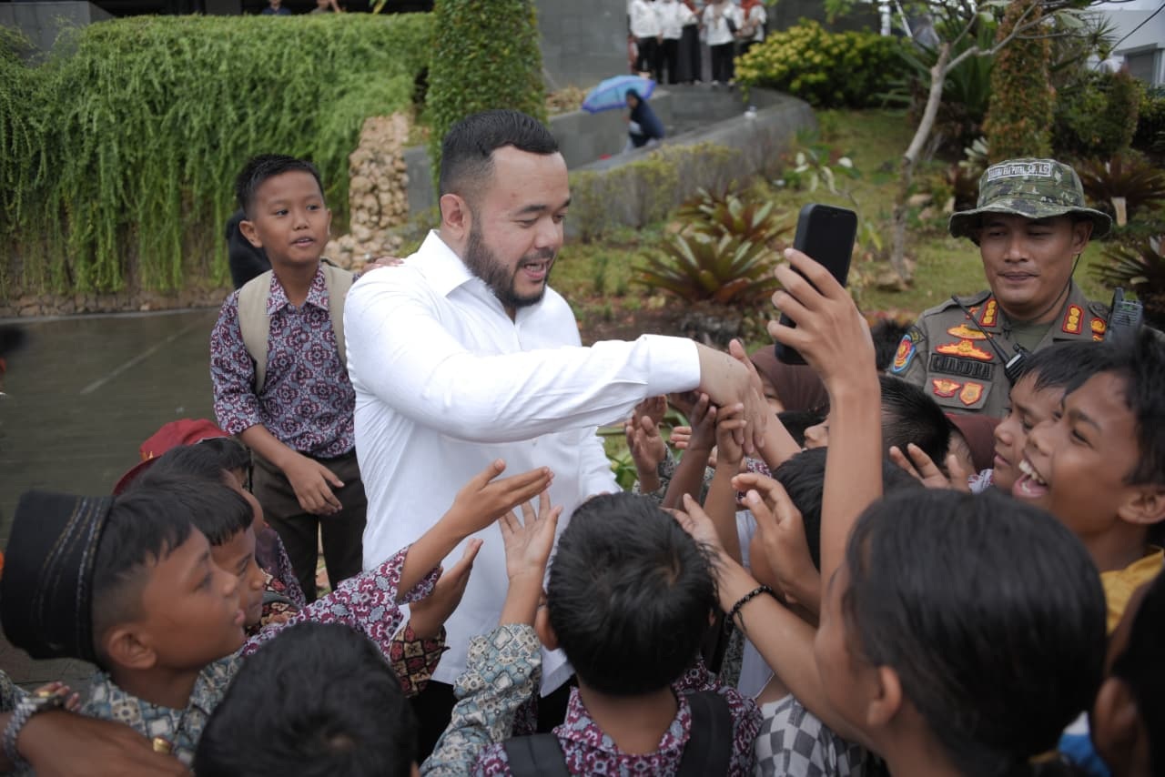 Anak murid SD menyalami Wali Kota Padang usai pelaksanaan simulasi gempa dan tsunami.