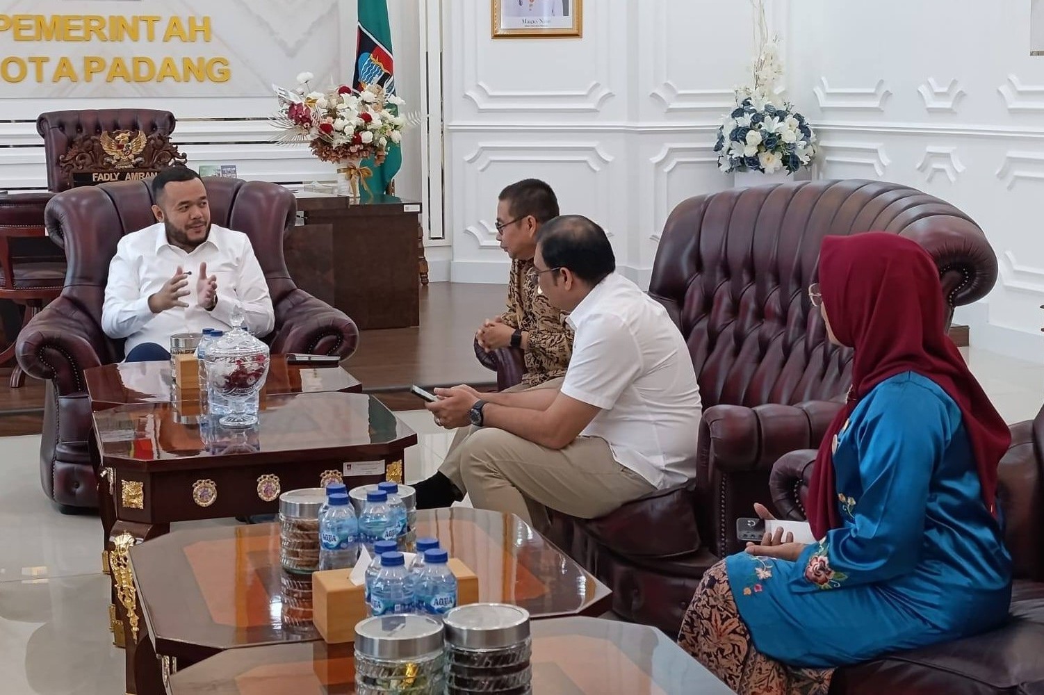 Wali Kota Padang Fadly Amran menyambut kunjungan Ketua KI Sumbar, Musfi Yendra, bersama jajaran di ruang kerja wali kota, Jumat (7/11/2025).