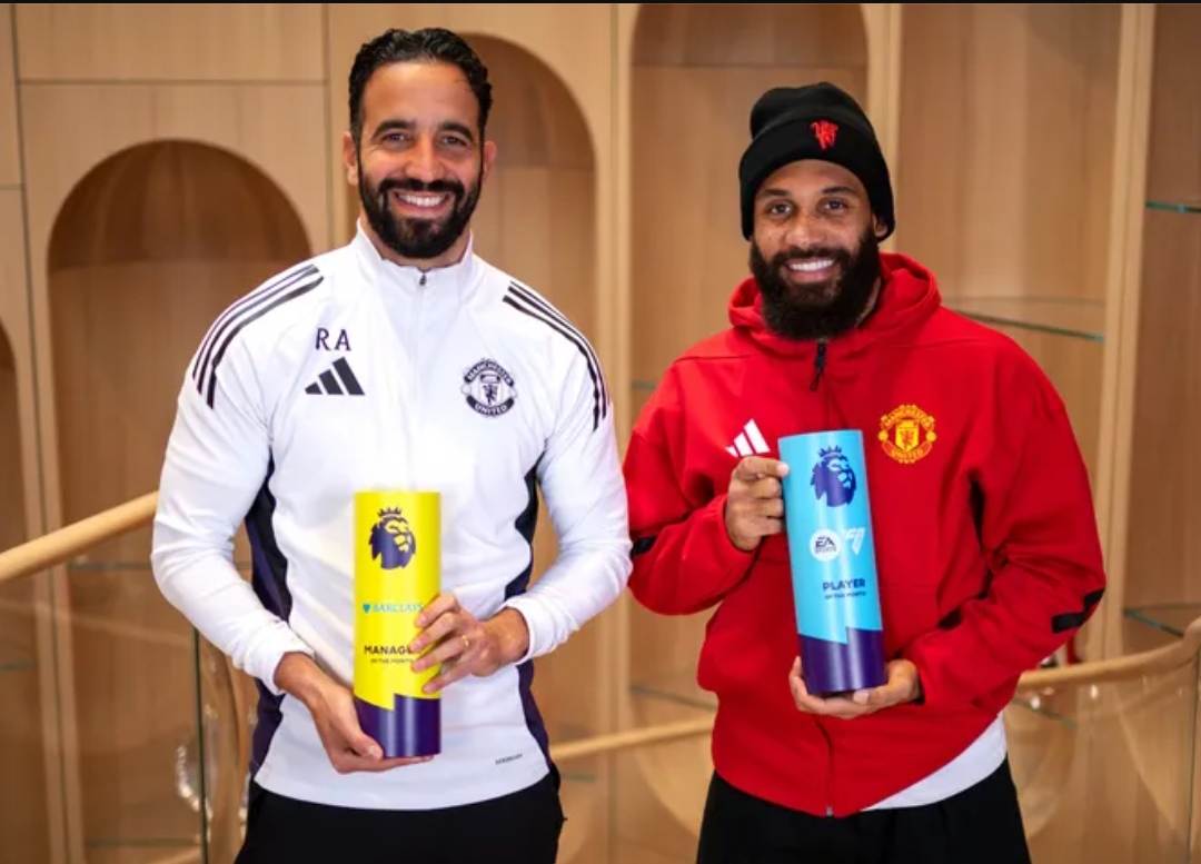 Ruben Amorim dan Bryan Mbeumo berpose dengan trofi usai dinobatkan sebagai Pelatih dan Pemain Terbaik Premier League edisi Oktober 2025.(Foto: Premier League)