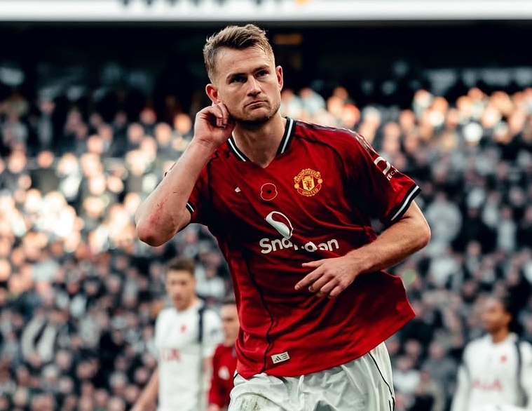 Matthijs de Ligt menyamakan skor untuk Manchester United di injury time melalui sundulan dari sepak pojok Bruno Fernandes.(Foto: IG Manchester United)