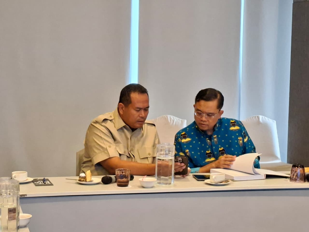Wali Kota Pariaman Yota Balad menunjukkan sesuatu dari hapenya kepada Dirjen PAUD Dikdasmen Kementerian Pendidikan, Gogot Suharwoto di Hotel Harris Vertu Harmoni Jakarta, Jumat (7/11/2025).