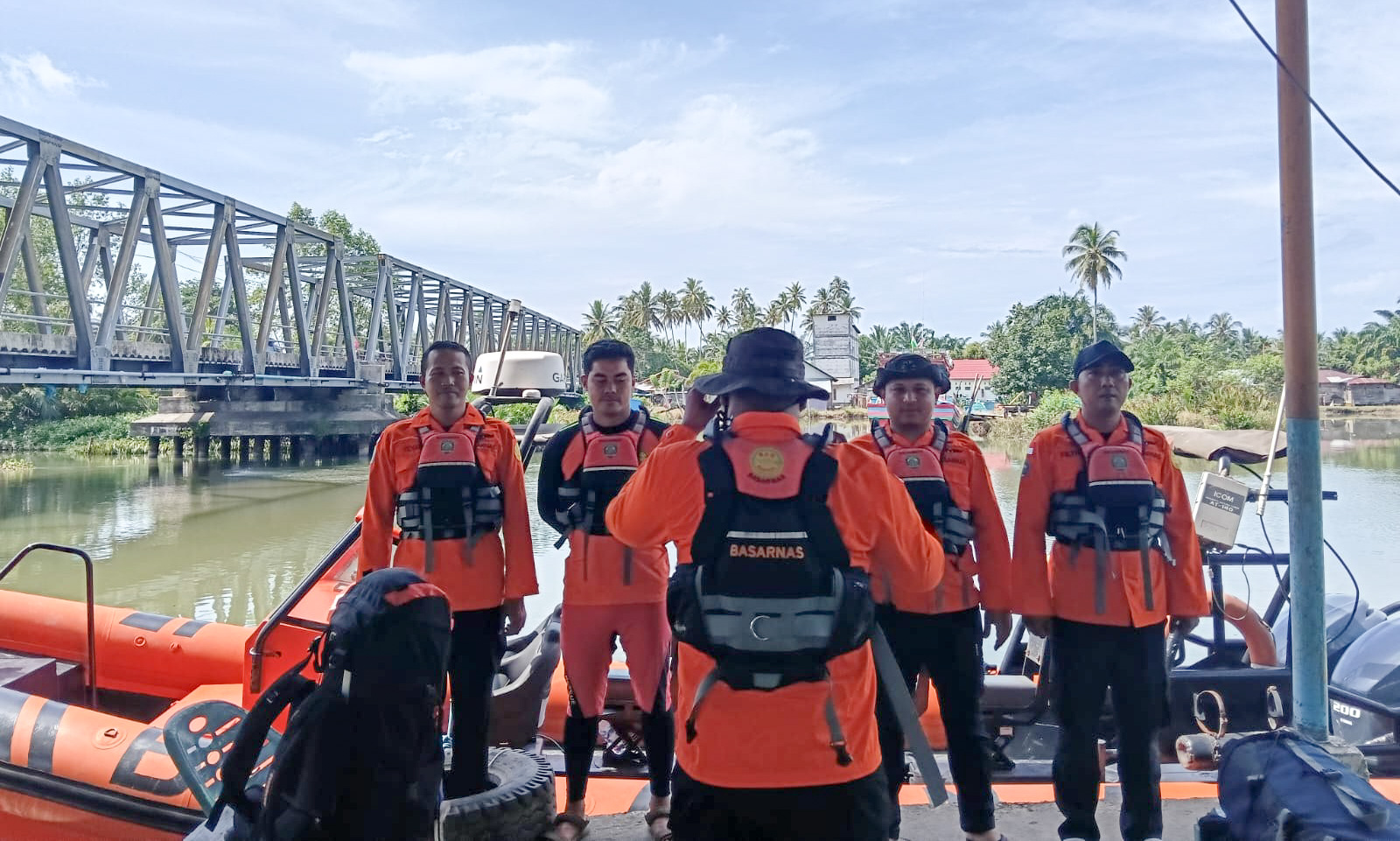 Dua nelayan Air Bangis, Pasaman Barat, hilang kontak sejak Jumat malam. Tim SAR Padang kerahkan RIB, drone, dan enam personel dalam pencarian.