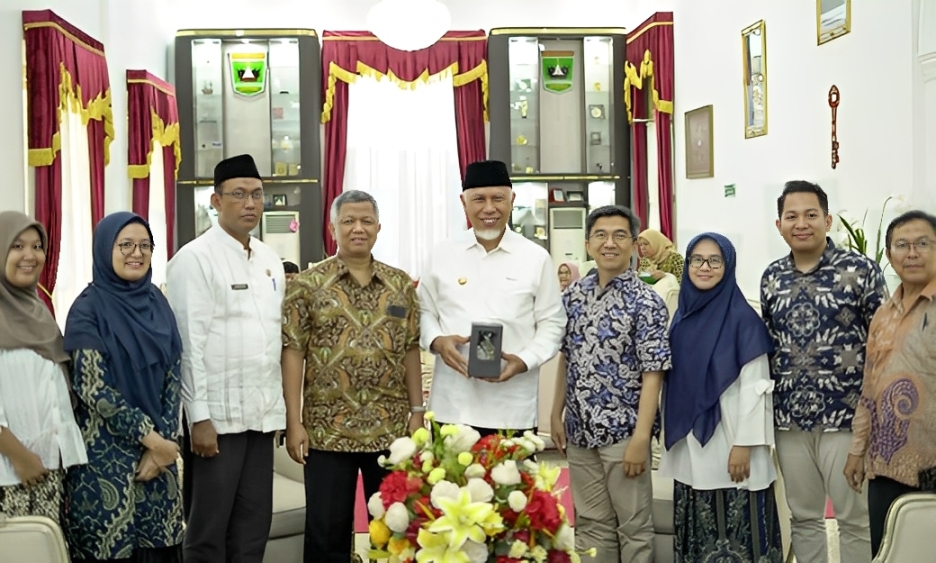 Prof Dr M Salman AN saat bertemu Gubernur Sumbar Mahyeldi menyampaikan rencana pengabdian kepada masyarakat di Kabupaten Kepulauan Mentawai.