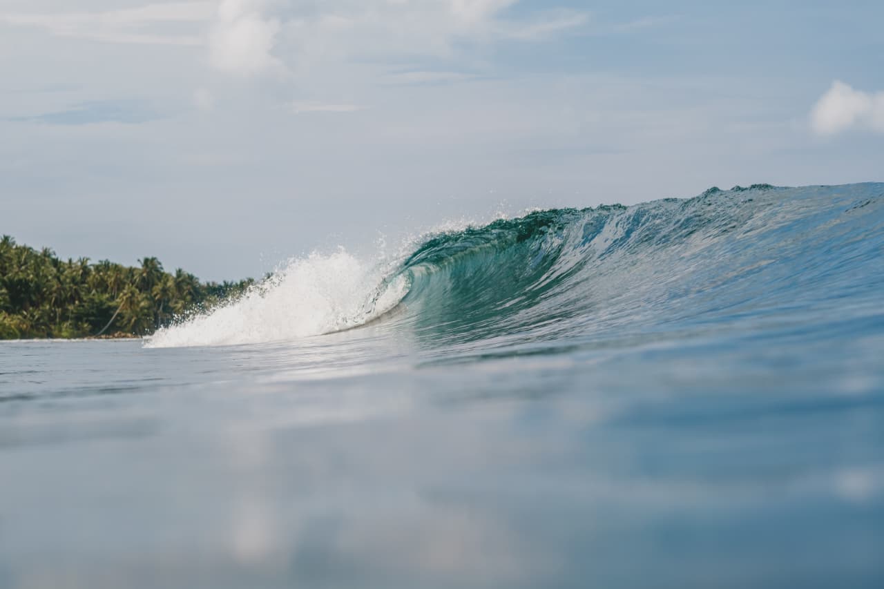BMKG Maritim Teluk Bayur keluarkan peringatan dini gelombang tinggi hingga 4 meter di perairan Sumatera Barat untuk periode 8&ndash;11 November 2025. (Foto: Freepik.com)