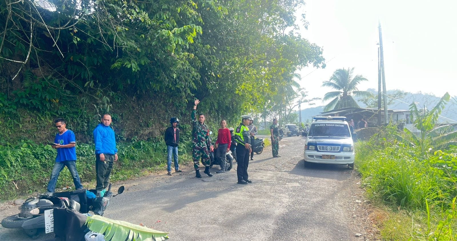 Kecelakaan maut sepeda motor dan truk di Nagari Saruaso, Tanjung Emas, Tanahdatar, Sabtu (8/11/2025). Seorang mahasiswi tewas di tempat. (Foto: Satlantas Polres Tanahdatar)