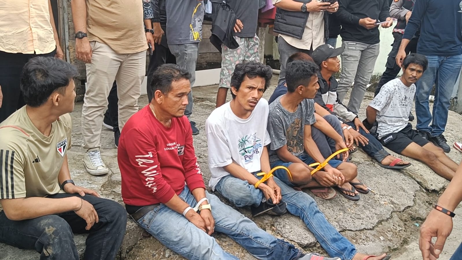 BNNP amankan 8 orang terduga penyalahgunaan narkotika dalam operasi terpadu di Pasar Pagi, Purus, Padang, Jumat (7/11/2025). (Foto: BNNP Sumbar)