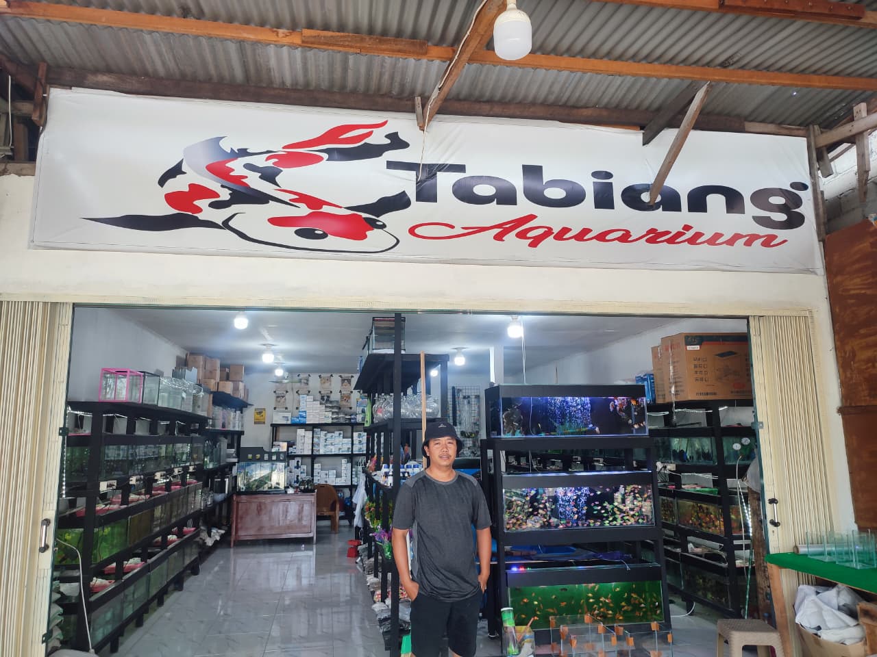 Azhari Hidayat (32) dan Tabiang Aquarium di Jl Adinegoro No 11 Parupuk Tabing, Koto Tangah, Kota Padang. (Foto: Riyadhatul Khalbi/ Padeks)