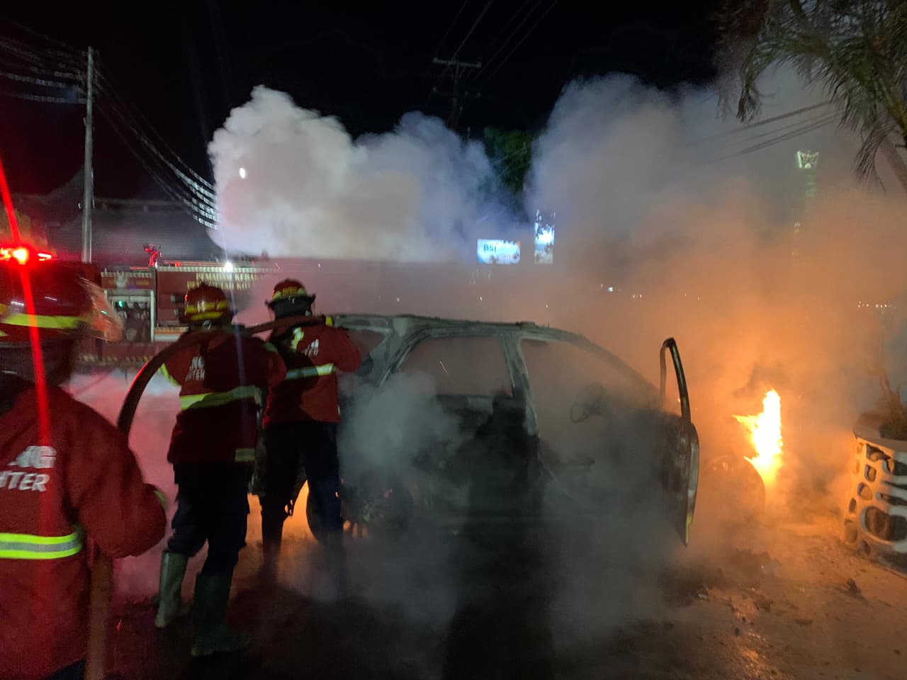 Petugas Damkar memadamkan api yang membakar mobil Terios di parkiran RS Siti Rahmah Padang, Sabtu (8/11/2025) malam. (Foto: Dinas Damkar)