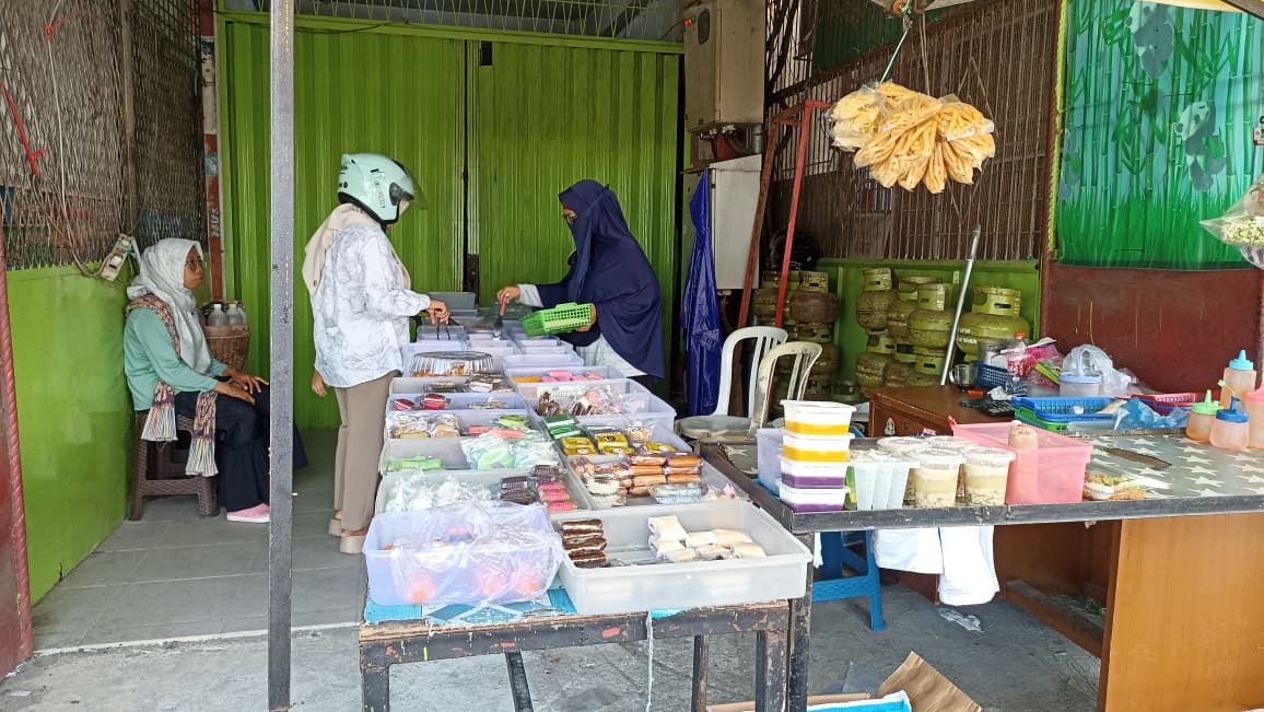 Pelaku UMKM di Padang manfaatkan sistem titip jual untuk memperluas pasar kuliner. Strategi kolaboratif ini bantu usaha rumahan tetap bertahan.