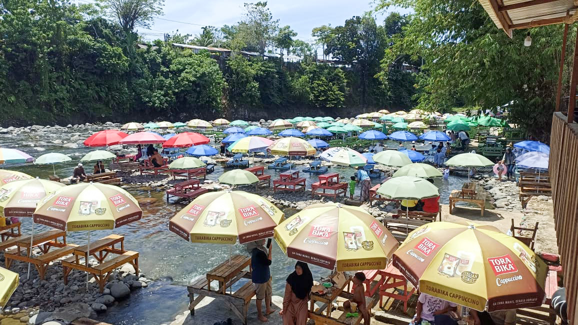Pemandian Lubuk Minturun di Padang tawarkan wisata alam murah dengan air jernih, ikan gariang jinak, dan dampak ekonomi bagi warga sekitar.(Foto: Fadli Zikri)